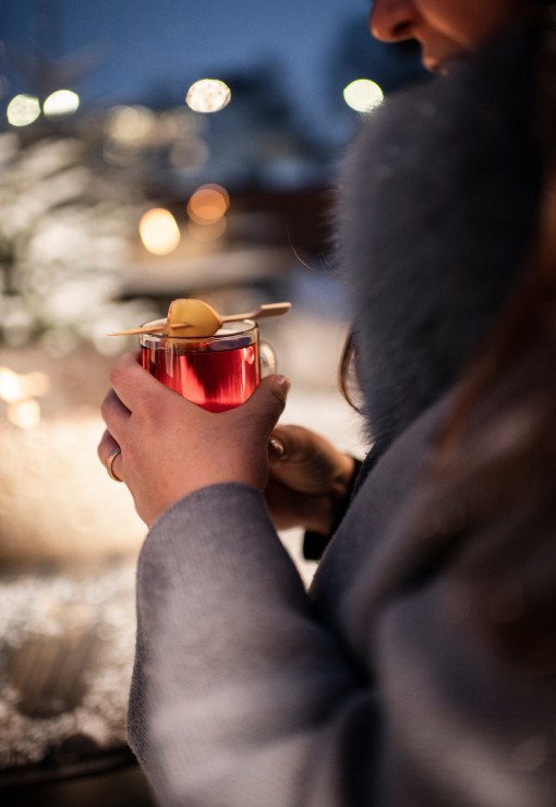 Frau hebt Glühweintasse