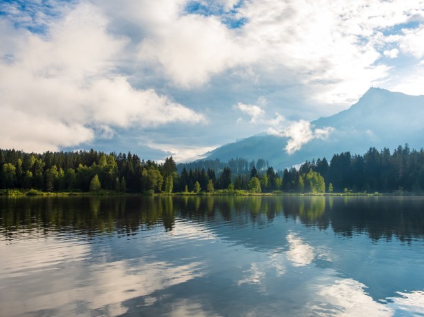 Berglandschaft bei einem See