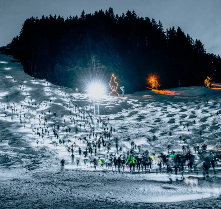 Skipiste in Kitzbuehel bei Nacht