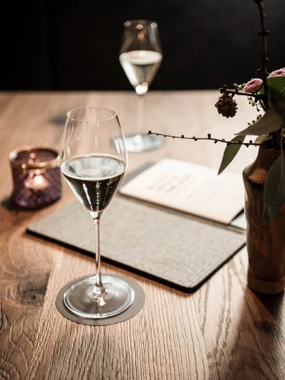 LaMonte - Table with glasses of champagne