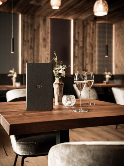 LaMonte - Table in the cosy dining room with two glasses of champagne