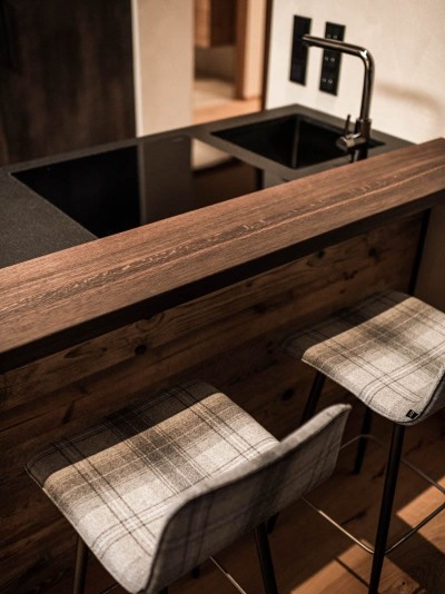 LaMonte - Kitchenette with chairs in the cosy apartments